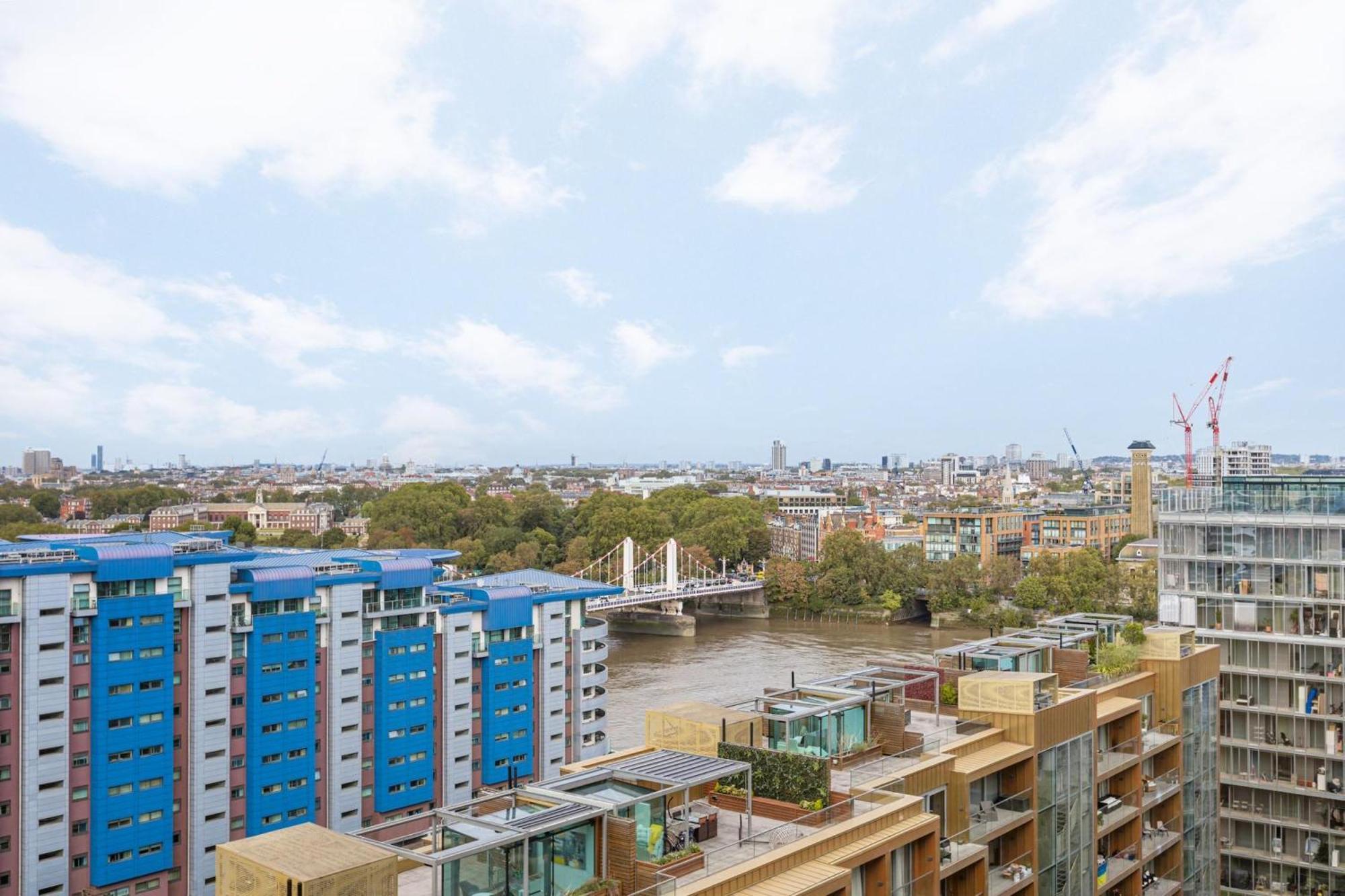 Battersea Power Station Flat With River Views *